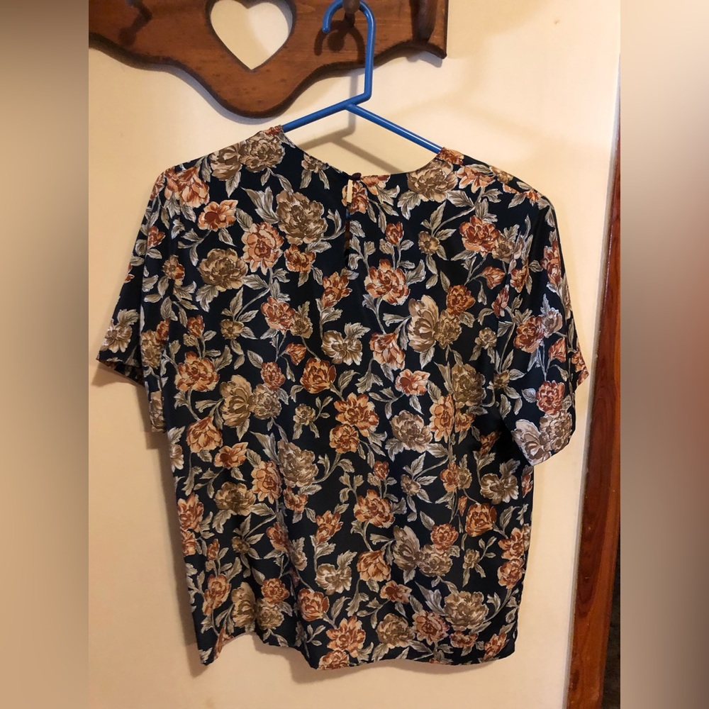 Ladies top - Picture 2 of 3